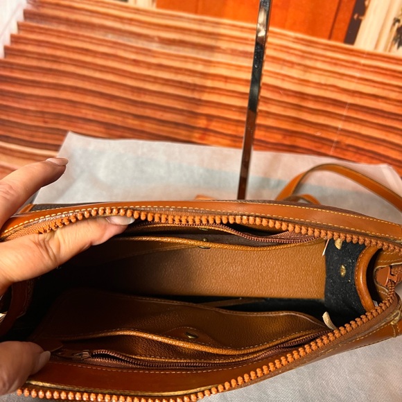 Dooney & Bourke Black and Tan Leather Crossbody Shoulder Bag, great condition - Picture 3 of 17